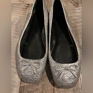 Like New Tory Burch Laila Driver Flats Metallic Silver